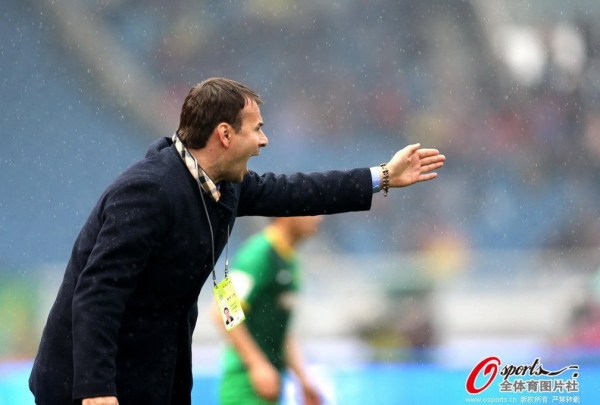  尼斯主帅赛后炮轰裁判，争议判罚引发舆论风波  